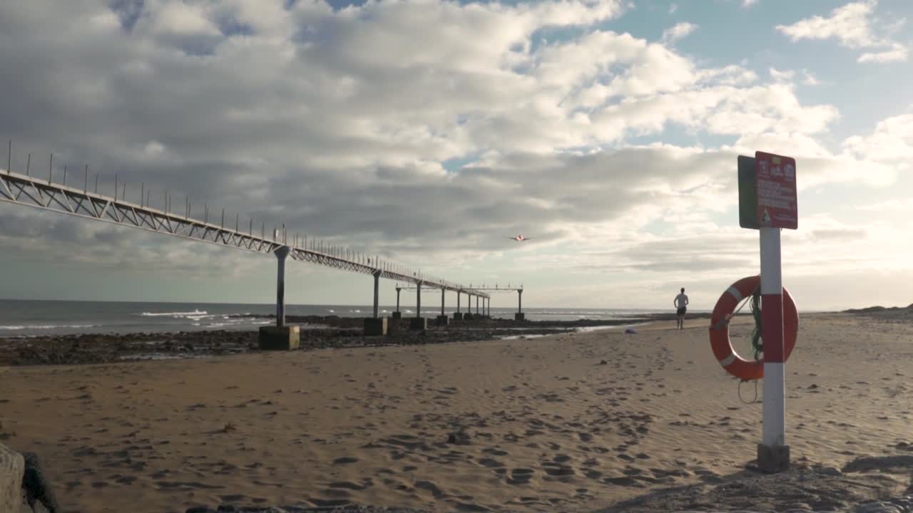 pista de playa con avión de aterrizaje