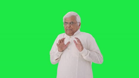 el viejo indio asustado asustado de alguien pantalla verde
