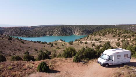 embalse del arquillo de san blas, teruel, aragón, españa - vista aérea de drones de un lugar para dormir en autocaravana en el lago de la presa y el embalse de agua turquesa