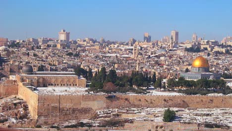 amplia vista con vistas a jerusalén y el monte del templo después de una nevada inusual 5