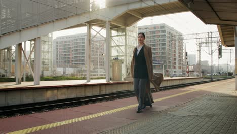 mujer de negocios caminando en la estación de tren