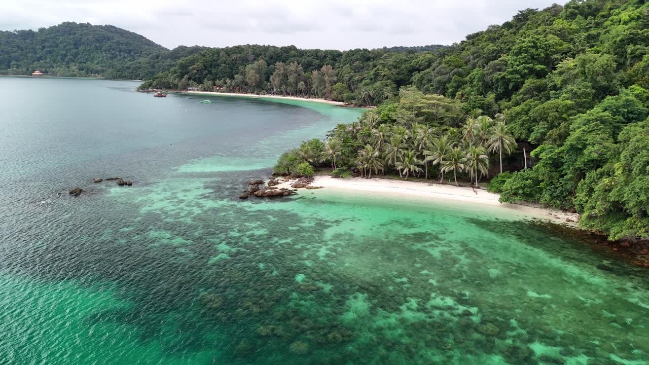 Drone footage of the serene Koh Laoya and Koh Wai in the Koh Chang Archipelago. Captures white sand beaches and coral reefs, and lush tropical jungle