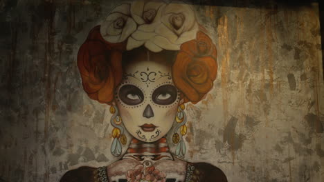 Nahansicht-Des-Farbenfrohen-Catrina-Gemäldes-Ziert-Die-Wand-Und-Zeigt-Komplizierte-Details-Und-Lebendige-Farbtöne,-Eine-Hommage-An-Die-Mexikanische-Kultur-Und-Die-Feier-Des-Tages-Der-Toten