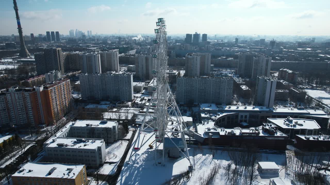 Vue aérienne d'une grande roue dans une ville enneigée