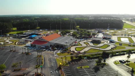 toma aérea hacia la pista de carreras de karts en myrtle beach, carolina del sur