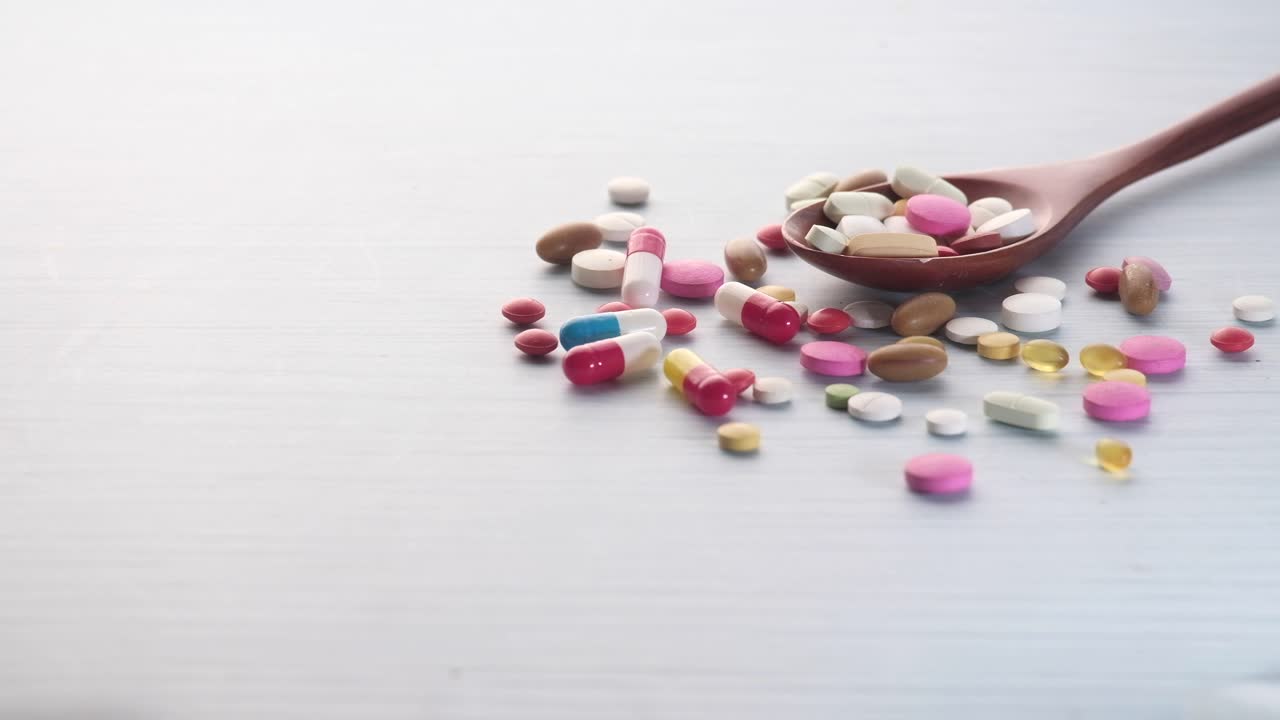 medicamentos variados en una cuchara de madera