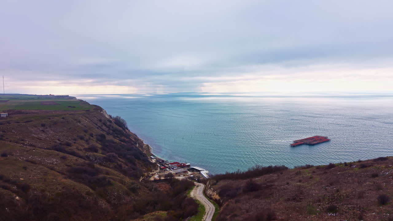 Vista sulla costa con un sentiero tortuoso che conduce al mare in una giornata nuvolosa vicino a una zona costiera a picco
