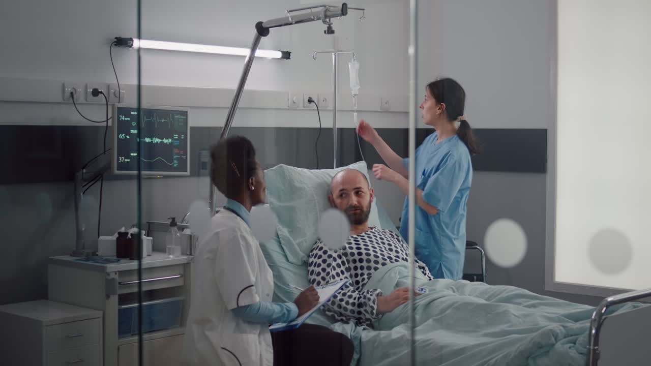 equipo médico monitoreo del paciente vital control de la frecuencia cardíaca inyección de líquidos