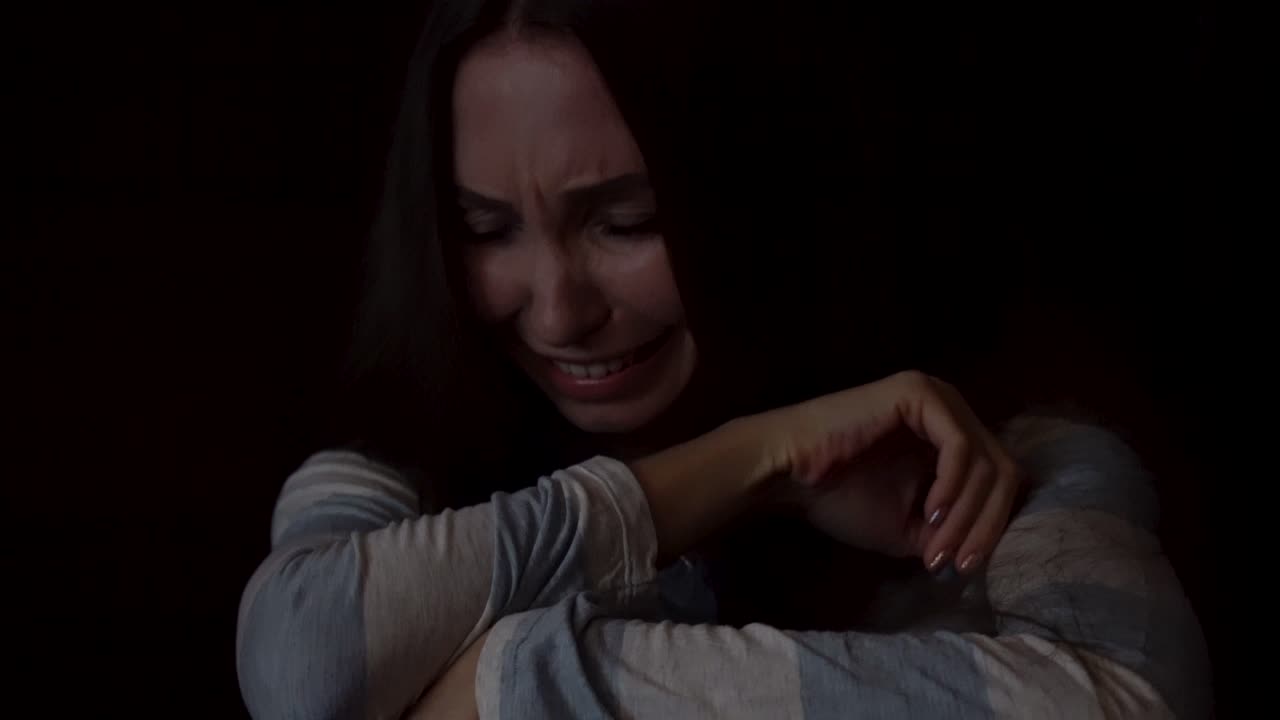 mujer llorando en la oscuridad