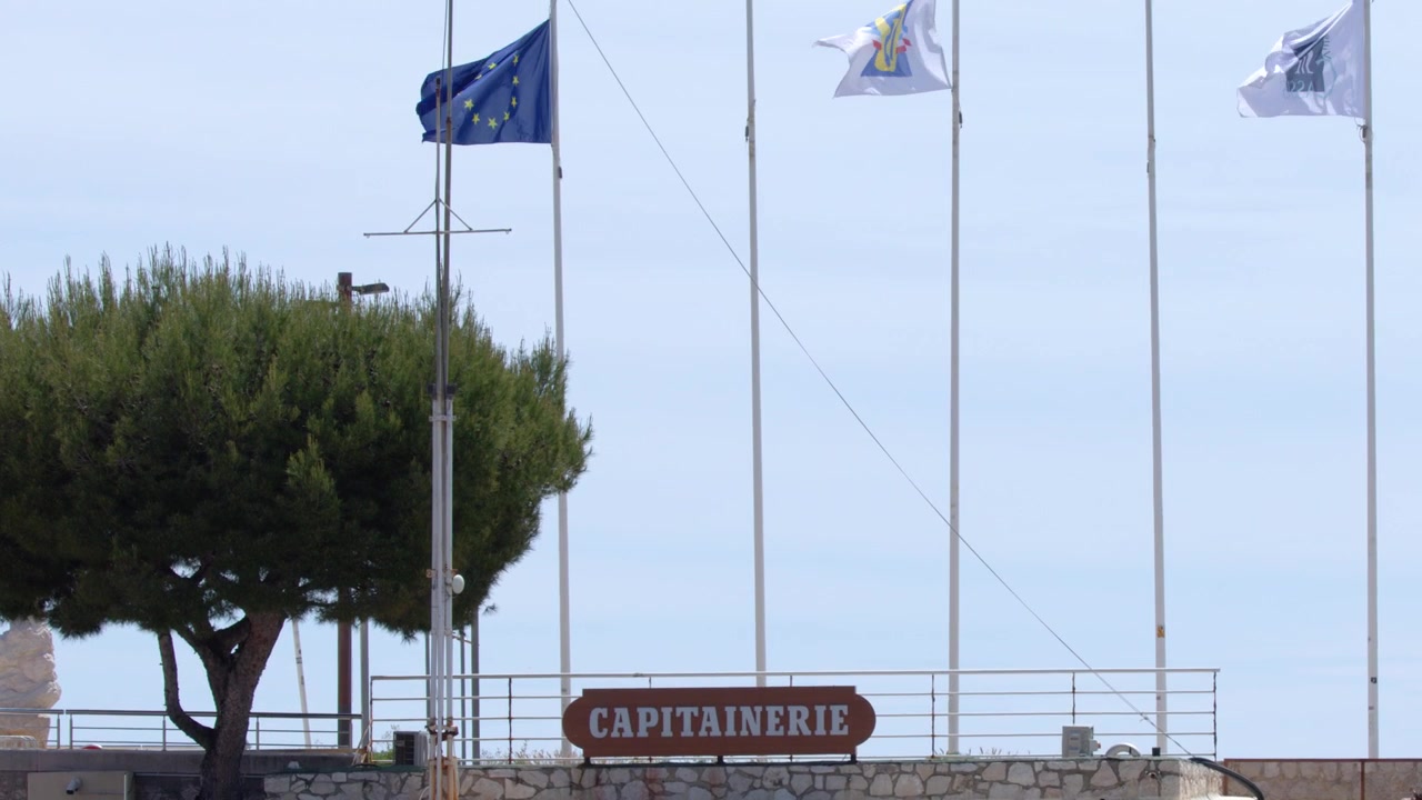La bandiera dell'Unione Europea sventola su un'asta al porto turistico di Cassis in Francia