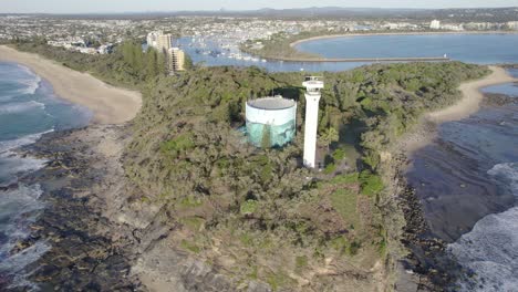 faro de point cartwright en el promontorio en mooloolaba, queensland, australia
