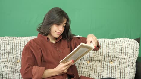 mujer leyendo un libro