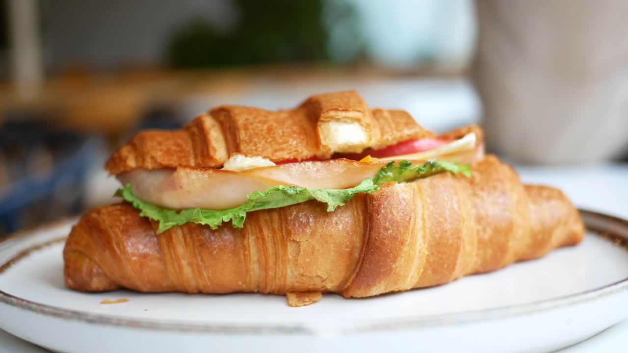 크루아상 샌드위치
