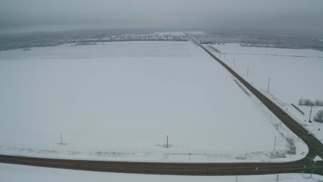 Intersección-De-Cuatro-Vías-En-Campos-Nevados-Y-Congelados-En-América