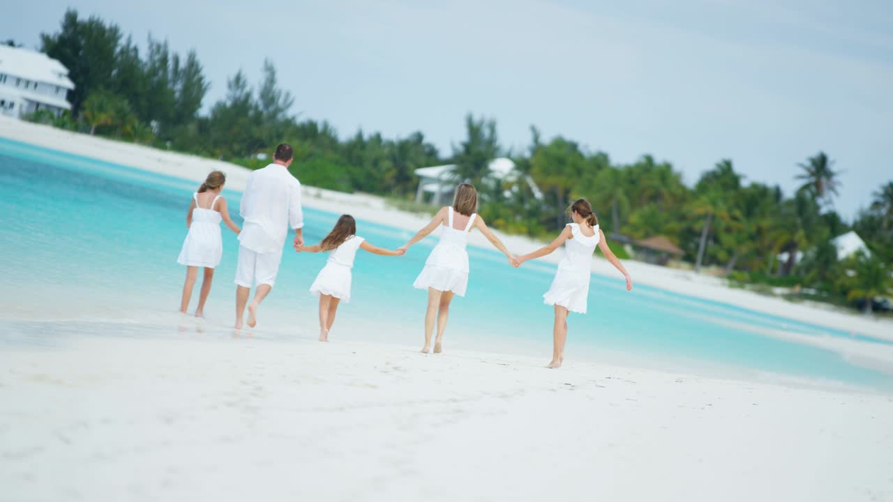 백인 부모와 그들의 어린 딸들이 해변에서