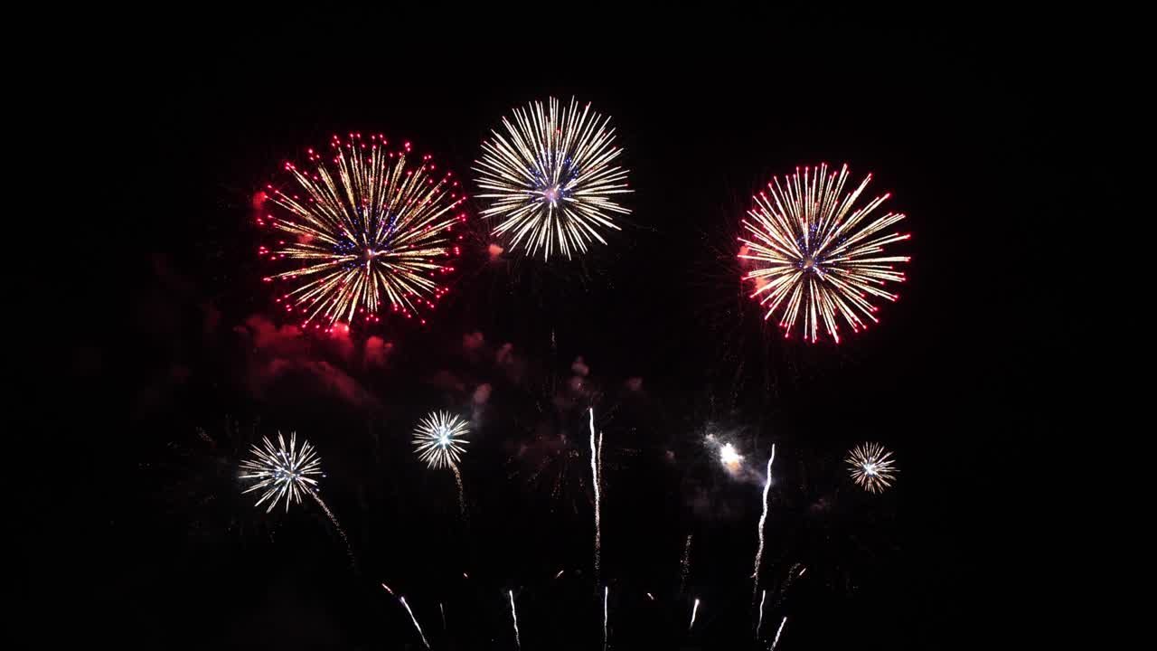 fuegos artificiales de 4k en el cielo nocturno