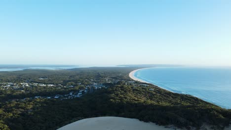 vista alta de drones mirando por encima del carlo sand blow hacia la isla fraser queensland, australia