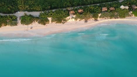 casas pequeñas al lado del hermoso mar caribe, selva al lado del océano, árboles y mar, puesta de sol relajante en el océano, hermoso color turquesa en el mar caribe