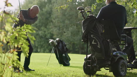 jugando al golf en el green
