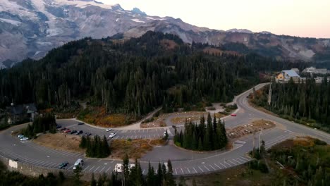 Una-Foto-De-Un-Dron-Del-Monte-Rainier-Desde-El-Sendero-Del-Horizonte-En-El-Valle-Del-Paraíso,-Parque-Nacional-Mt-Rainier,-Washington