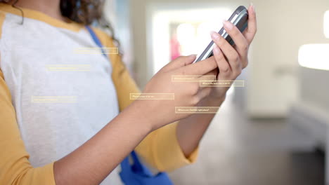 animación de procesamiento de datos digitales sobre una estudiante biracial que utiliza un teléfono inteligente en la escuela