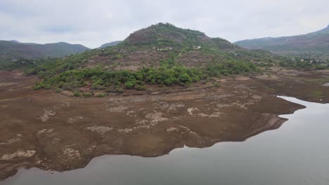 Blick-Auf-Die-Regenzeit-Von-Lonavala,-Bergstation-In-Der-Nähe-Des-Flusses,-Drohnenaufnahme,-Vogelperspektive