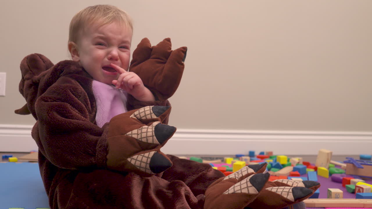 좌절한 아기가 울기 시작한다