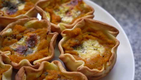 tasses de citrouille sucrées fraîchement cuites dans une assiette tournant sur la table