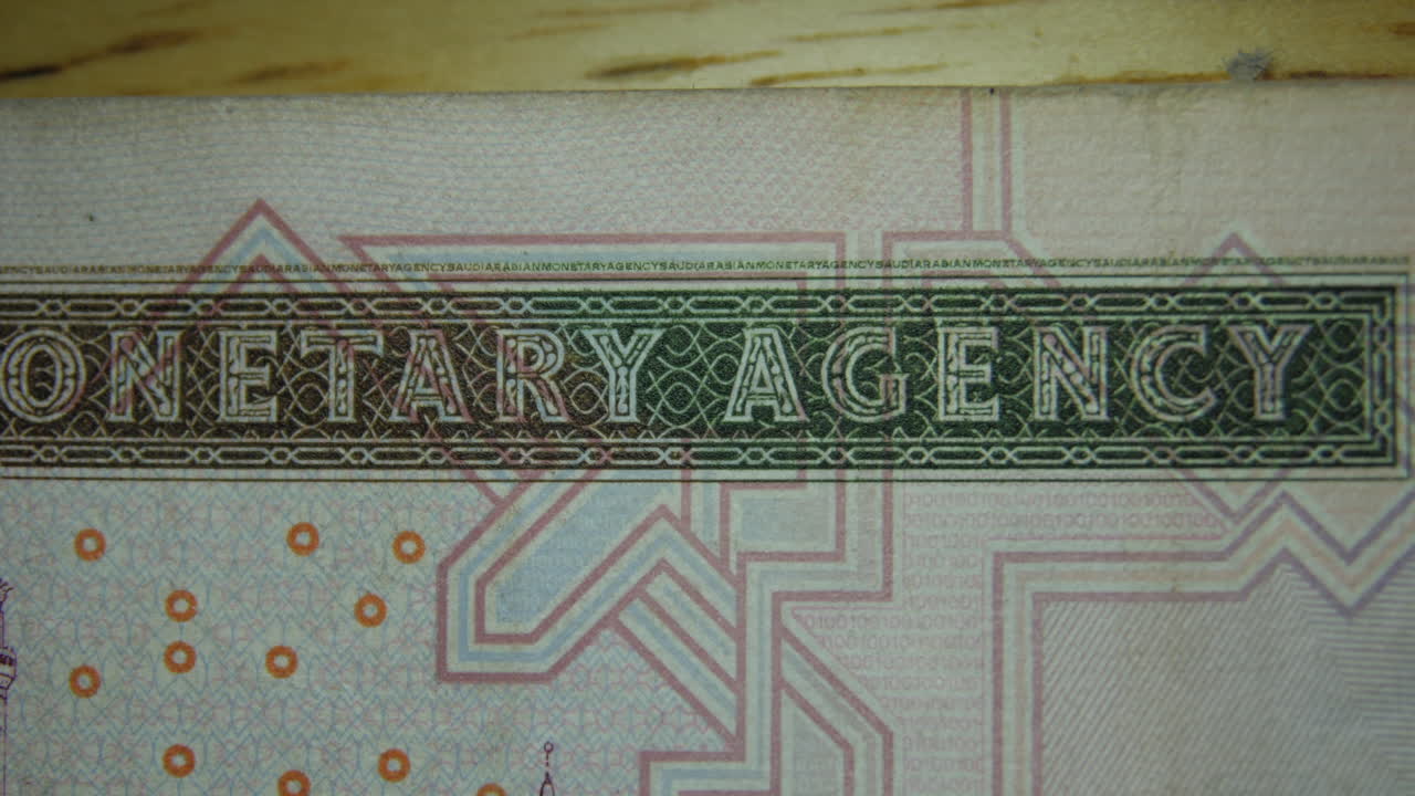 이것은 사우디아라비아 100리얄 지폐의 화폐가 아닌 일반 종이 은행의 거시적 관점입니다.