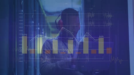 Animación-Del-Procesamiento-De-Datos-Financieros-Sobre-Un-Hombre-Afroamericano-En-La-Sala-De-Servidores