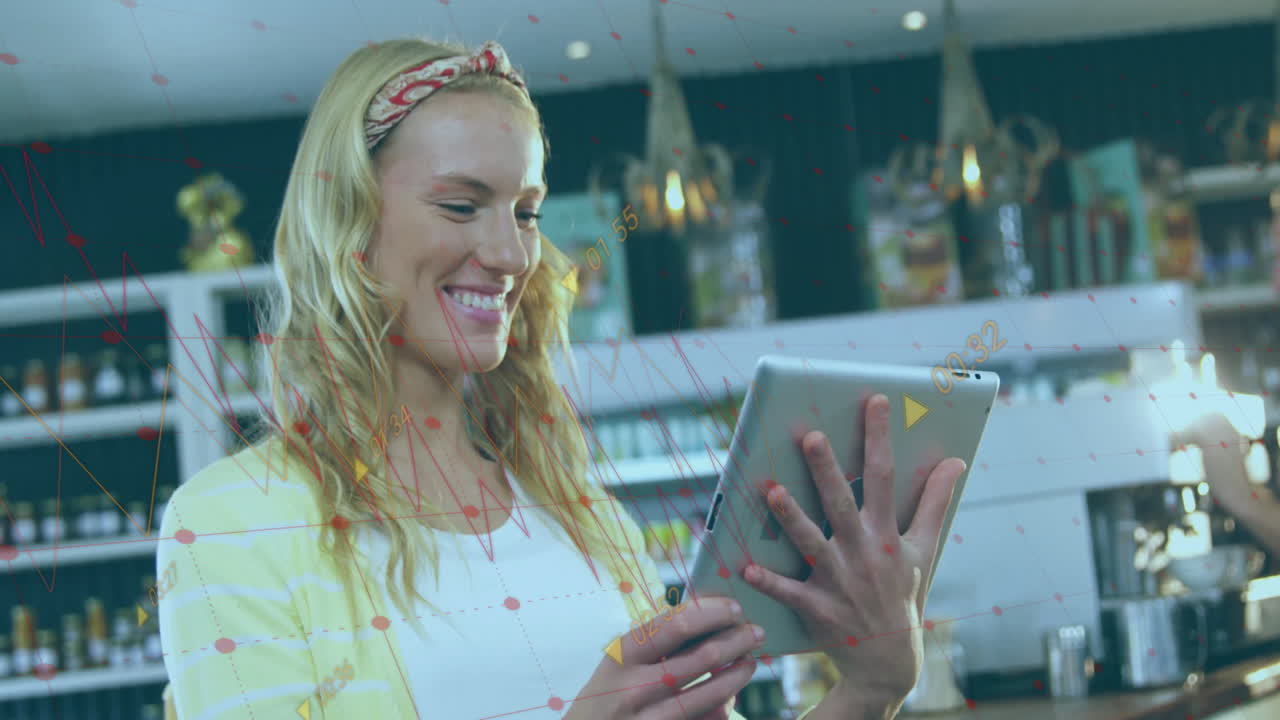 Donna sorridente che usa un tablet con animazione di elaborazione dati sovrapposta in un negozio.