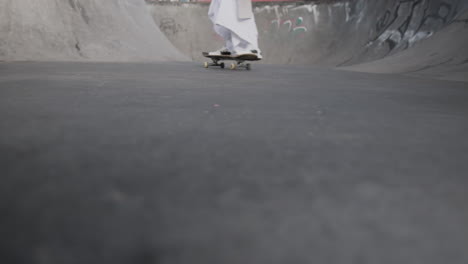 Skateboarding-teens-at-a-skate-park,-rolling-and-driving-in-different-directions