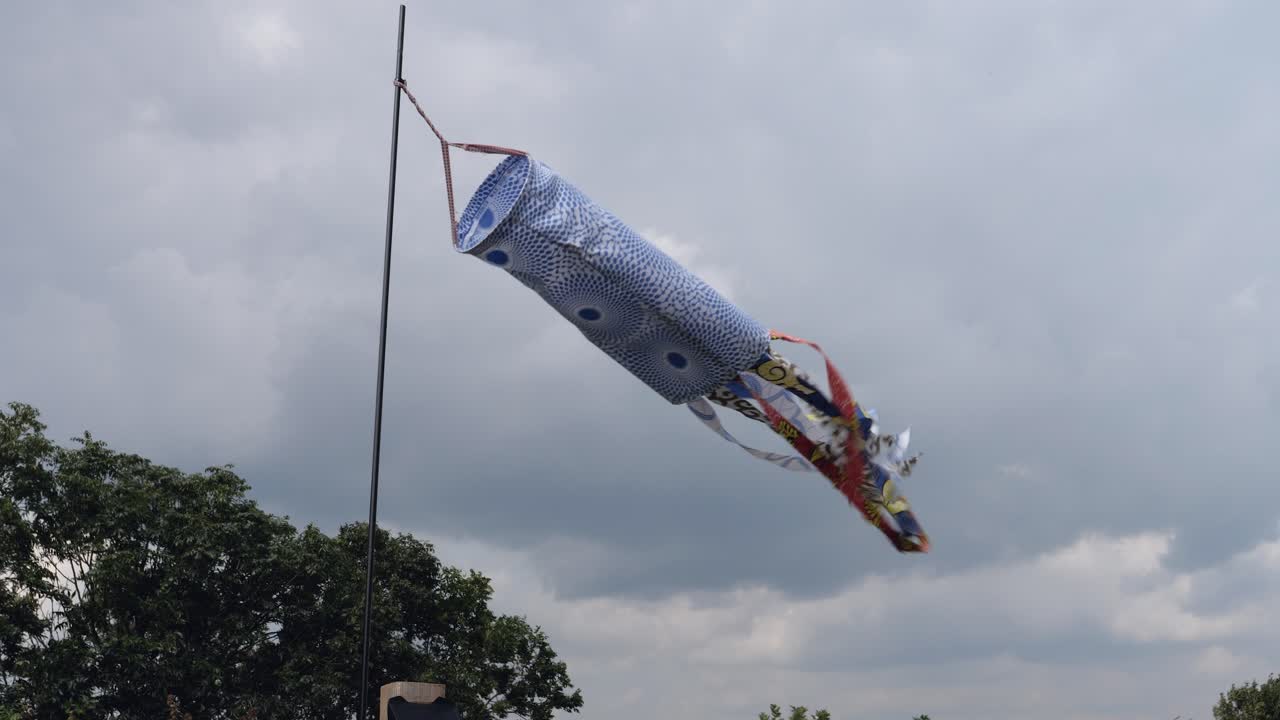 폭풍우 하늘에 대항하여 바람에 날아다니는 날씨 양말