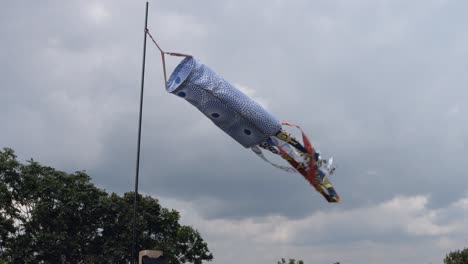 calcetín del tiempo revoloteando en el viento contra un cielo tormentoso