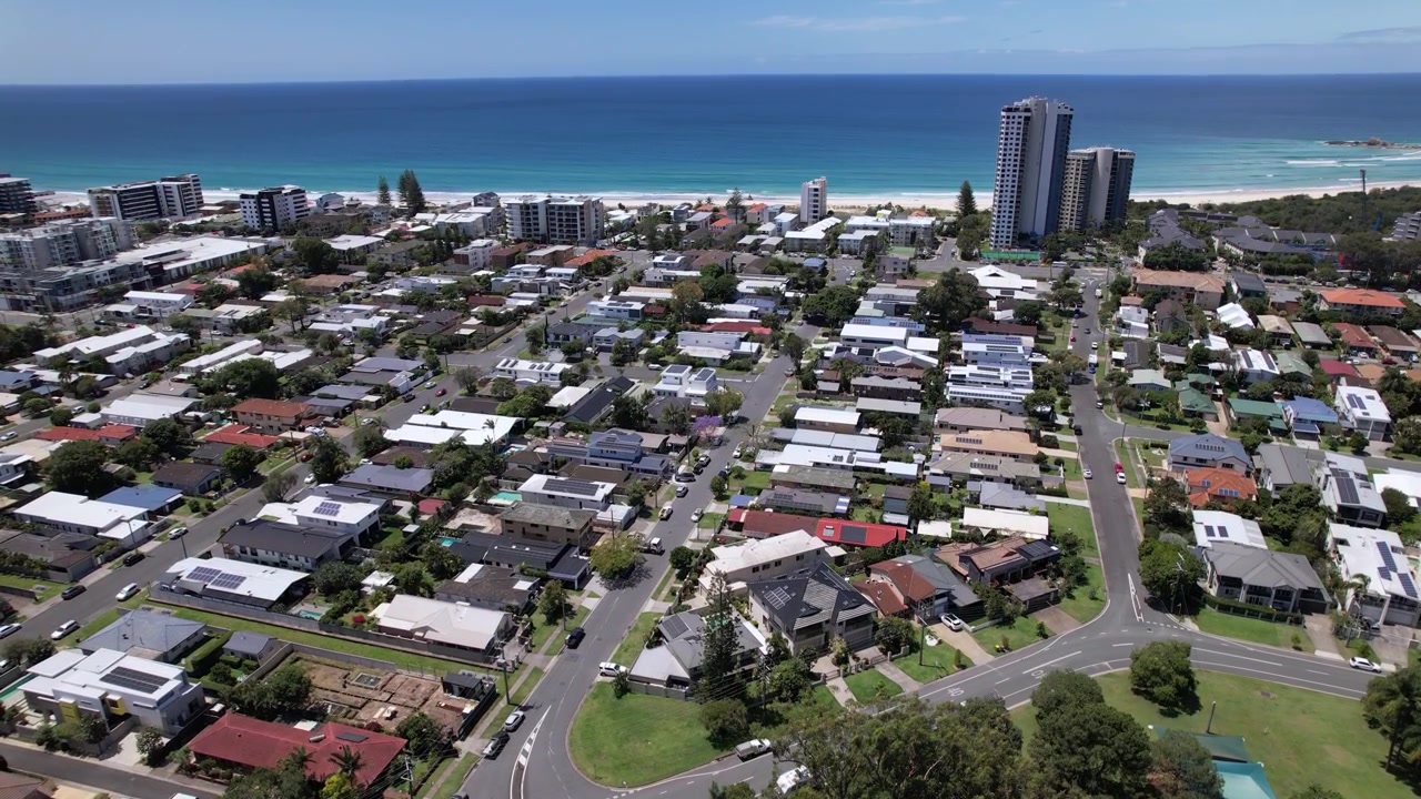 Vùng ngoại ô ven biển Palm Beach vào một ngày nắng ở Gold Coast, Queensland, Úc. Cảnh quay drone bay lên.