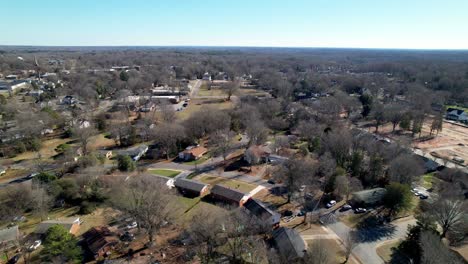 vecindario en invierno en davidson nc, carolina del norte