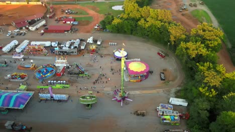 órbita aérea de un pequeño pueblo de carnaval y sus atracciones