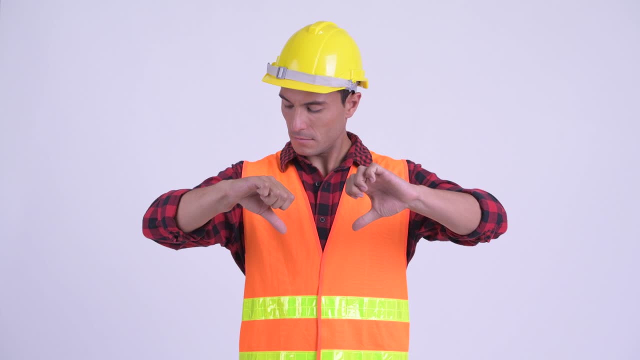 joven y guapo hombre hispano trabajador de la construcción