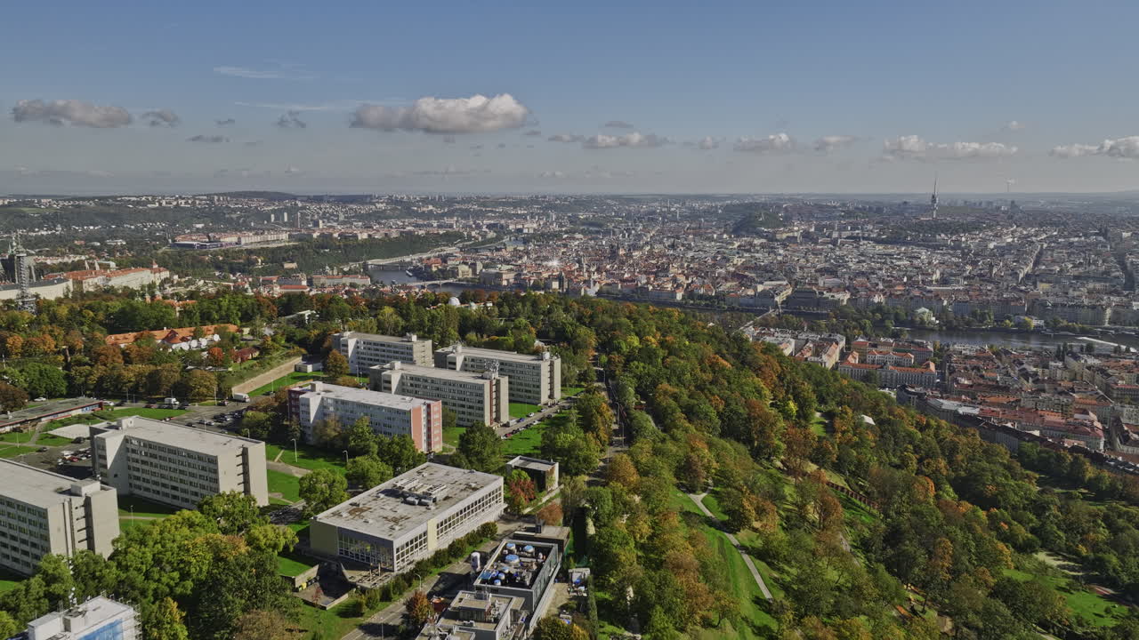 프라하 체코 에어리얼 v44 드론 플라이오버 페트린 힐 도시 공원과 정원, 고도 도시 풍경 마라 스타드라와 올드 타운의 볼타바 강 건너편 - mavic 3 cine로 촬영 - 2022년 11월