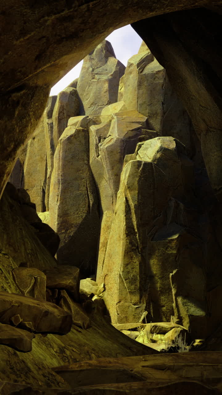 Ingresso misterioso di una grotta con la luce del sole che filtra attraverso le rocce.