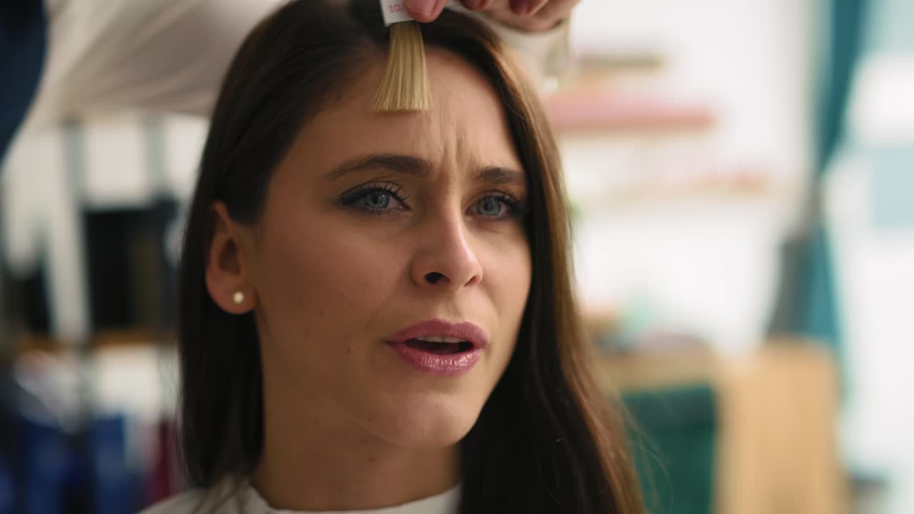 vista de mano de una mujer eligiendo el color para teñir el cabello