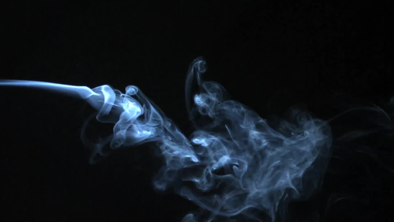 animación de humo azul sobre fondo negro