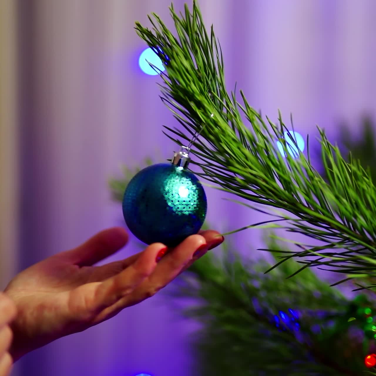 mujer con un ornamento de navidad