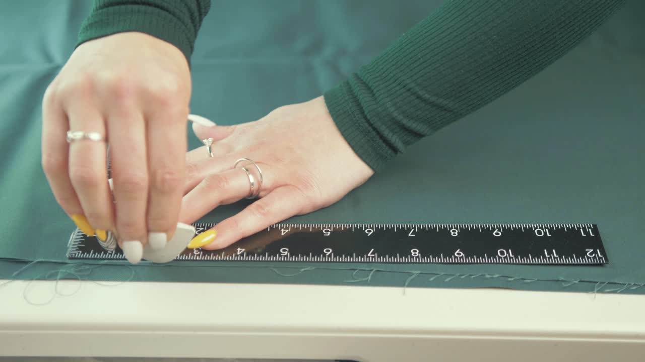 초록색 직물 에 직선 을 는 여자 매