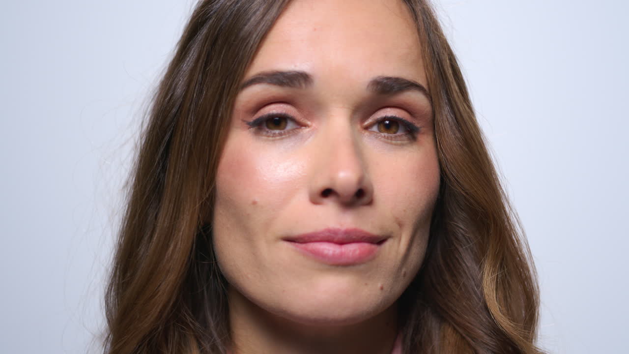 mujer de negocios enferma estornudando en el fondo azul. chica sonriendo a la cámara