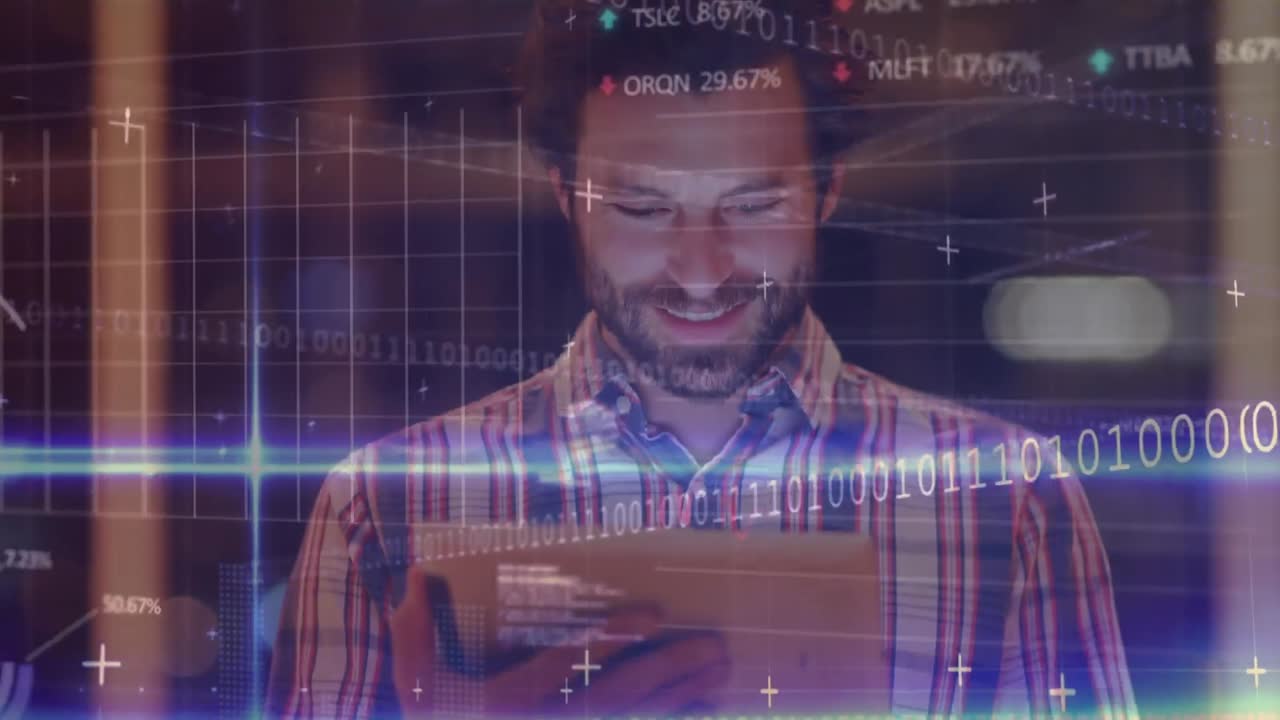 animación de gráficos financieros y datos sobre el hombre caucásico trabajando en la tableta en la oficina