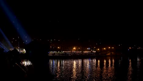Nachtsymphonie-Aus-Licht-Und-Lasershow-Rund-Um-Den-Stadtsee:-Eine-Fesselnde-Und-Bezaubernde-Landschaft-Mit-Faszinierenden-Bildern