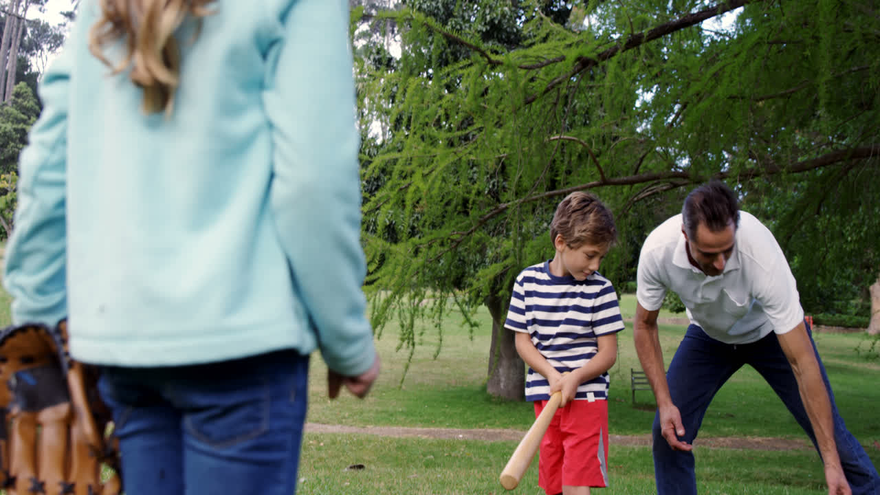 공원에서 야구를 하는 가족