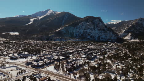 Invierno-Pájaro-Azul-Cielo-Durante-El-Día-Mediodía-Nevado-Centro-De-La-Ciudad-Frisco-Aéreo-Zumbido-Avalancha-Pico-Calle-Principal-Colorado-Montaña-Ciudad-De-Esquí-Cobre-Paso-Ikon-Breckenridge-Silverthorne-Cumbre-Dillon-Condado-Adelante-Pan-Arriba