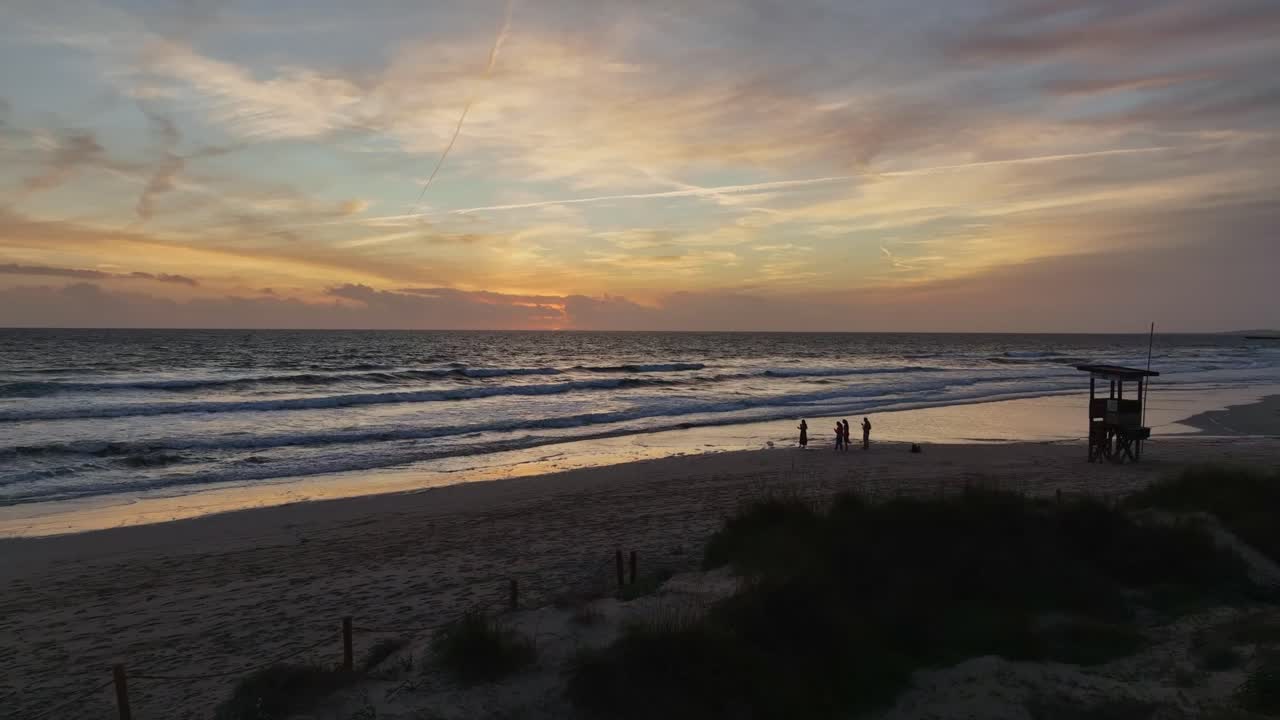 메노르카 스페인의 손 보우 해변 위로 해가 집니다.